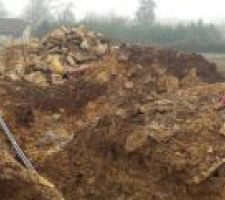 3 décembre, les travaux continuent... Les tuyaux et gaines à l'entrée de notre terrain :-)