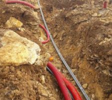3 décembre, les travaux continuent... Les tuyaux et gaines à l'entrée de notre terrain :-)