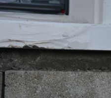 Menuiseries termin&eacute;es, cadre porte d'entr&eacute;e ab&icirc;m&eacute;