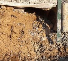 Le professionnalisme des maçons:
par contre ni moi ni mon conducteur travaux ne savons pourquoi ils ont fait un trou sous la terrasse du voisin.
ils ont même pas nettoyé la dalle du voisin ni sa voiture stationner pendant que lui aussi était en vacances au début du mois aout.
Ils sont retourné netoyer.