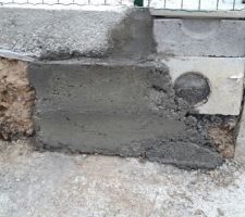 Le professionnalisme des maçons:
par contre ni moi ni mon conducteur travaux ne savons pourquoi ils ont fait un trou sous la terrasse du voisin.
ils ont même pas nettoyé la dalle du voisin ni sa voiture stationner pendant que lui aussi était en vacances au début du mois aout.
Ils sont retourné nettoyer.
le voisin a rebouché lui même le trou