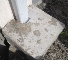 Le professionnalisme des maçons:
par contre ni moi ni mon conducteur travaux ne savons pourquoi ils ont fait un trou sous la terrasse du voisin.
ils ont même pas nettoyé la dalle du voisin ni sa voiture stationner pendant que lui aussi était en vacances au début du mois aout.
Ils sont retourné netoyer.