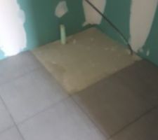 Salle d'eau avec attente pour la douche à l'italienne