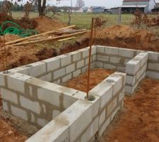 Montage des parpaing presque fini pour le vide sanitaire