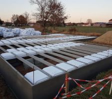 Montage des hourdis pour le vide sanitaire