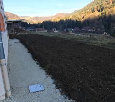 Fin du terrassement, l'extérieur est pour ainsi dire fini, ne reste plus que les aménagements définitif mais ça attendra le printemps ?