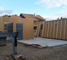 1er jour des charpentiers / montage de la structure rez de chaussée