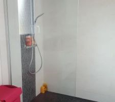 Douche à l'italienne avec sa paroi en verre.