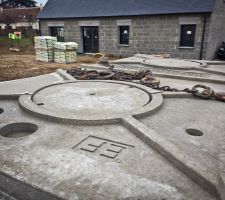 Cuve 3000 litres récupération d'eau. Belle bête! :D
Et dire qu'il y a plus grand.