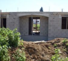 Voici mon arrondi, je trouve que la maison fera moins bloc comme ça.