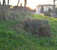 Puits d&eacute;j&agrave; sur le terrain. Pas encore en eaux, ou plus, mais on pr&eacute;voit de descendre l'explorer l'ann&eacute;e prochaine !