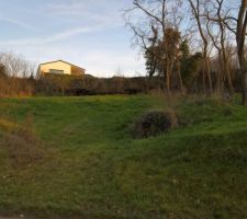 Terrain vu d'en bas, avec les baume que l'on devine dans la marche....