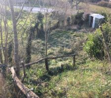 Apparition de l'escalier et de la maisonnette de jardin apr&egrave;s d&eacute;broussaillage !