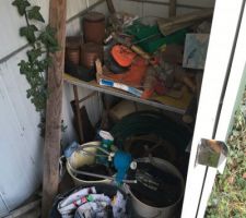 L'int&eacute;rieur de la maisonnette, &agrave; l'abandon. Bien fournie en outils, outils qui nous ont bien servi !!