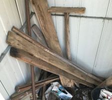 L'int&eacute;rieur de la maisonnette, &agrave; l'abandon. Bien fournie en outils, outils qui nous ont bien servi !!