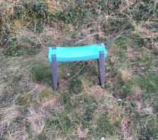 L'int&eacute;rieur de la maisonnette, &agrave; l'abandon. Bien fournie en outils, outils qui nous ont bien servi !! Ici un petit siege