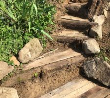 D&eacute;tail : d&eacute;but de r&eacute;novation de l'escalier