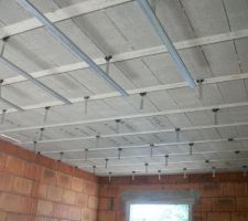 Pose des suspentes des chambres pour l'isolation du planchet beton