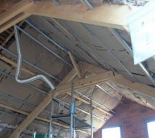 Pose des suspente et de l'isolations du toit au dessus du planchet beton