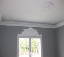 Finition du bureau mise en place de corniche rosace et frontonet peinture gris sur les murs
