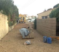 Voie d'acc&egrave;s en cours mur du voisin reconstruit