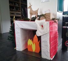 Petite cheminée pour permettre au Lutin de l'avent de déposer 1 cadeau chaque jour dans la chaussette... Et au Père Noël ? de nous rendre visite le 24 !