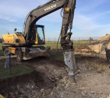 Pr&eacute;paration des fondations avec BHR sur une pelle de 20 tonnes