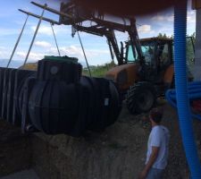 La c'est la galère imprévue... il nous faut une cuve de rétention de 7500L. qui n'était pas prévue au budget... vive les nouvelles normes


La encore notre gentil voisin (on lui doit au moins une bouteille) nous aide à la mettre dans le trou que nous avons fait