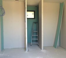 Les placos dans la chambre d'en bas pour les placard qui mennent à notre salle de bain parentale