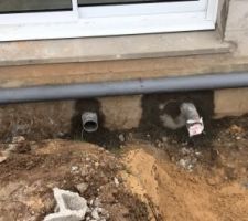 Bonjour à tous.
Nous avons été prévenu par notre terrassier concernant les sorties vidanges par rapport au tout à l'égout, apparemment notre constructeur n'a pas respecté la pente, on est -0,50. donc j'ai prévenu le constructeur qui est intervenu le lendemain avec le maçon.
Hier j'ai constaté que le maçon a casser le parpaing pour remonter les tuyaux. Est ce normale, le constructeur pourra t'il rattraper ce retard de pente? Nous commençons réellement à avoir peur de cette situation , sachant que la livraison est prévue mi-Janvier, Que me conseillez vous?