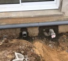 Bonjour à tous.
Nous avons été prévenu par notre terrassier concernant les sorties vidanges par rapport au tout à l'égout, apparemment notre constructeur n'a pas respecté la pente, on est -0,50. donc j'ai prévenu le constructeur qui est intervenu le lendemain avec le maçon.
Hier j'ai constaté que le maçon a casser le parpaing pour remonter les tuyaux. Est ce normale, le constructeur pourra t'il rattraper ce retard de pente? Nous commençons réellement à avoir peur de cette situation , sachant que la livraison est prévue mi-Janvier, Que me conseillez vous?