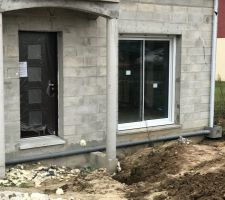 Bonjour à tous.
Nous avons été prévenu par notre terrassier concernant les sorties vidanges par rapport au tout à l'égout, apparemment notre constructeur n'a pas respecté la pente, on est -0,50. donc j'ai prévenu le constructeur qui est intervenu le lendemain avec le maçon.
Hier j'ai constaté que le maçon a casser le parpaing pour remonter les tuyaux. Est ce normale, le constructeur pourra t'il rattraper ce retard de pente? Nous commençons réellement à avoir peur de cette situation , sachant que la livraison est prévue mi-Janvier, Que me conseillez vous?