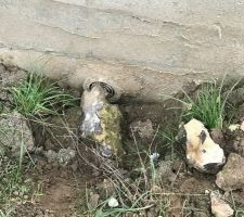 Bonjour à tous.
Nous avons été prévenu par notre terrassier concernant les sorties vidanges par rapport au tout à l'égout, apparemment notre constructeur n'a pas respecté la pente, on est -0,50. donc j'ai prévenu le constructeur qui est intervenu le lendemain avec le maçon.
Hier j'ai constaté que le maçon a casser le parpaing pour remonter les tuyaux. Est ce normale, le constructeur pourra t'il rattraper ce retard de pente? Nous commençons réellement à avoir peur de cette situation , sachant que la livraison est prévue mi-Janvier, Que me conseillez vous?