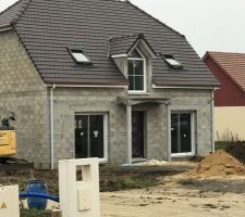 Bonjour à tous.
Nous avons été prévenu par notre terrassier concernant les sorties vidanges par rapport au tout à l'égout, apparemment notre constructeur n'a pas respecté la pente, on est -0,50. donc j'ai prévenu le constructeur qui est intervenu le lendemain avec le maçon.
Hier j'ai constaté que le maçon a casser le parpaing pour remonter les tuyaux. Est ce normale, le constructeur pourra t'il rattraper ce retard de pente? Nous commençons réellement à avoir peur de cette situation , sachant que la livraison est prévue mi-Janvier, Que me conseillez vous?