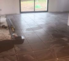 Le carrelage prend forme.