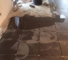 Le carrelage prend forme.
