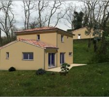 Vue 3d de la maison, orientation nord (à G) - ouest (à droite). 
Le batiment en haut est le garage. Les baumes ne sont pas dessinées, mais se trouvent sous le garage, on les verra bien en arrière plan de la maison sur cette vue !