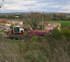 L'arrivée de la pelleteuse devant le terrain !