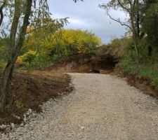 L'arrivée via la route du dessous.
Le terrain a été étagé et un chemin d'accès depuis la route du bas a été installé pour permettre l'accès aux engins.