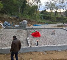 Montage du sous bassement. 
On voit les arriv&eacute;es de gaines pour l'eau et l'&eacute;lectricit&eacute; !