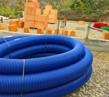 Le tuyau de PEHD pour le puit canadien.
100kg pour 25 m tout de m&ecirc;me ! un joli morceau !