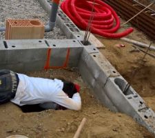Installation de l'arriv&eacute;e du puit canadien sous le sous bassement...