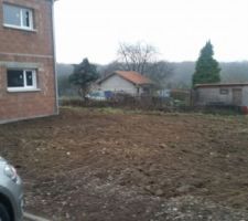 ACC&Egrave;S DE LA MAISON A TERMINER ET REMISE DES TERRES