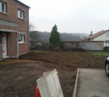 ACC&Egrave;S DE LA MAISON A TERMINER ET REMISE DES TERRES