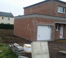 ACC&Egrave;S DE LA MAISON A TERMINER ET REMISE DES TERRES