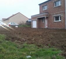 ACC&Egrave;S DE LA MAISON A TERMINER ET REMISE DES TERRES