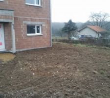 ACC&Egrave;S DE LA MAISON A TERMINER ET REMISE DES TERRES