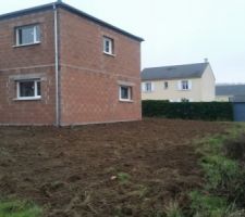 ACC&Egrave;S DE LA MAISON A TERMINER ET REMISE DES TERRES