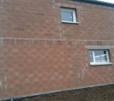 ACC&Egrave;S DE LA MAISON A TERMINER ET REMISE DES TERRES