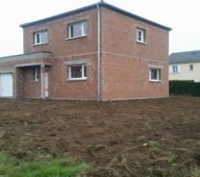 ACC&Egrave;S DE LA MAISON A TERMINER ET REMISE DES TERRES